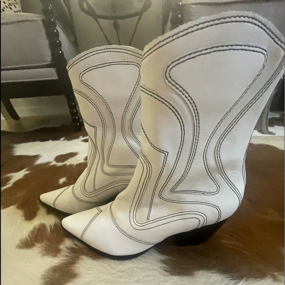 Brand new MATISSE ARIES WESTERN BOOT. These were a gift and simply not my style - Picture 2 of 4